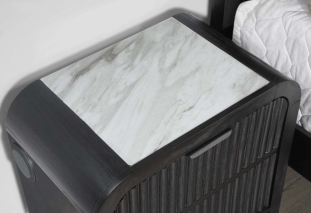 BECKETT WHITE/BLACK QUEEN BED GROUP WITH COOLER & SPEAKER